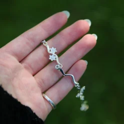 Daisies At Dawn Cubic Zirconia 6-flower Enamel Bracelet 8 Daisies At Dawn Cubic Zirconia 6-flower Enamel Bracelet -Bijourist Sales Store DaisiesbraceletwithCZcloseup